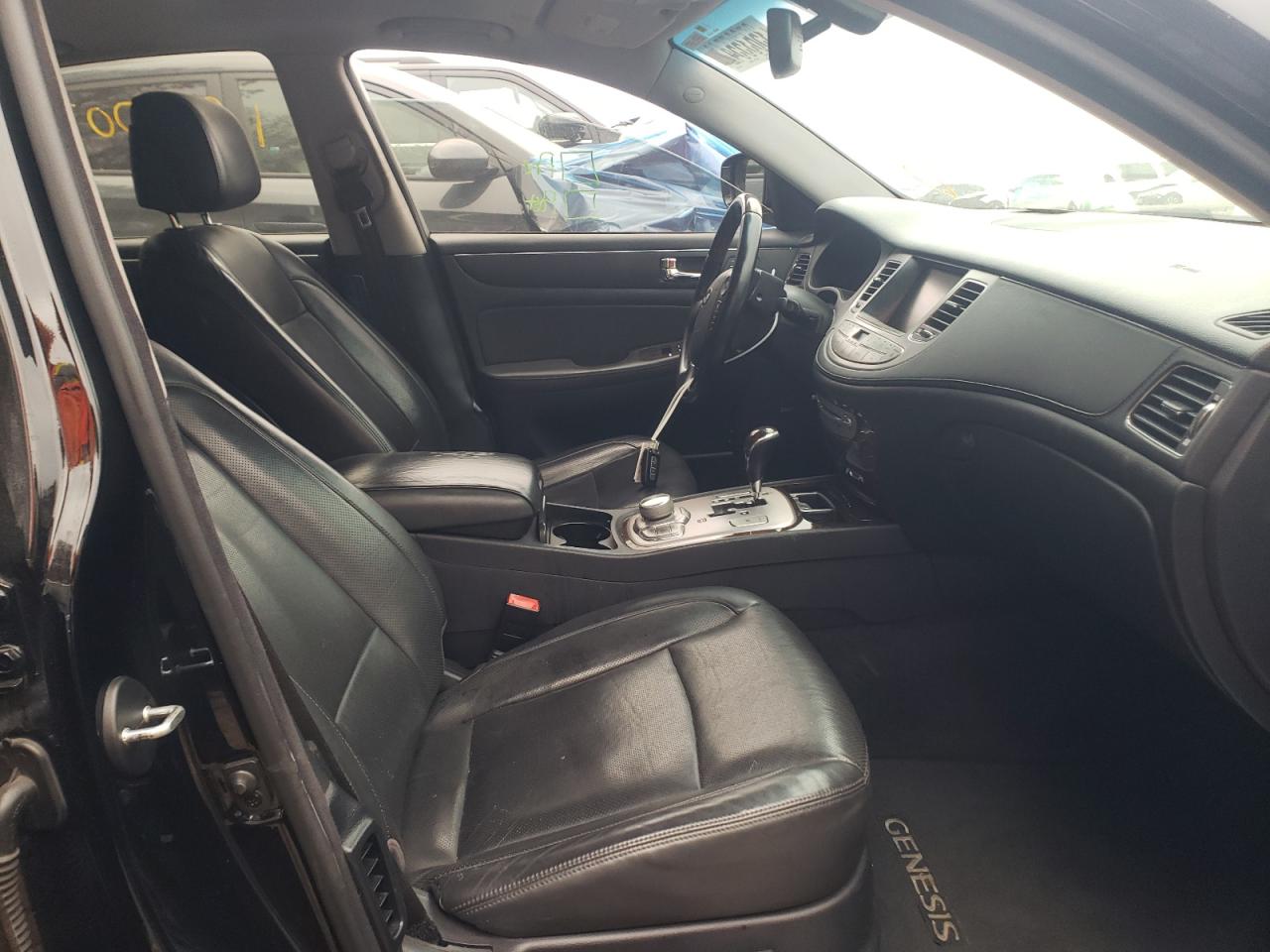 Photo 5 from auction – 2011 HYUNDAI GENESIS 4. with VIN KMHGC4DF5BU114370