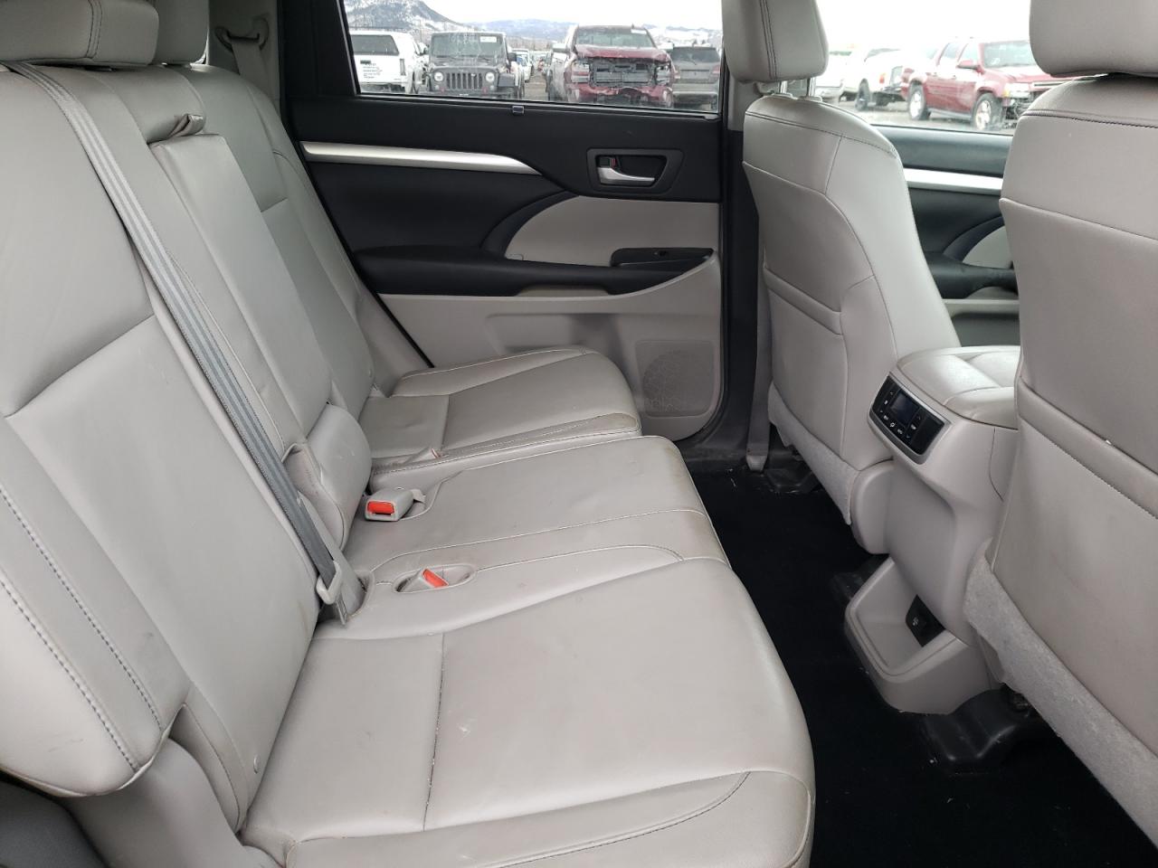 Photo 6 from auction – 2015 TOYOTA HIGHLANDER with VIN 5TDJKRFH7FS109917
