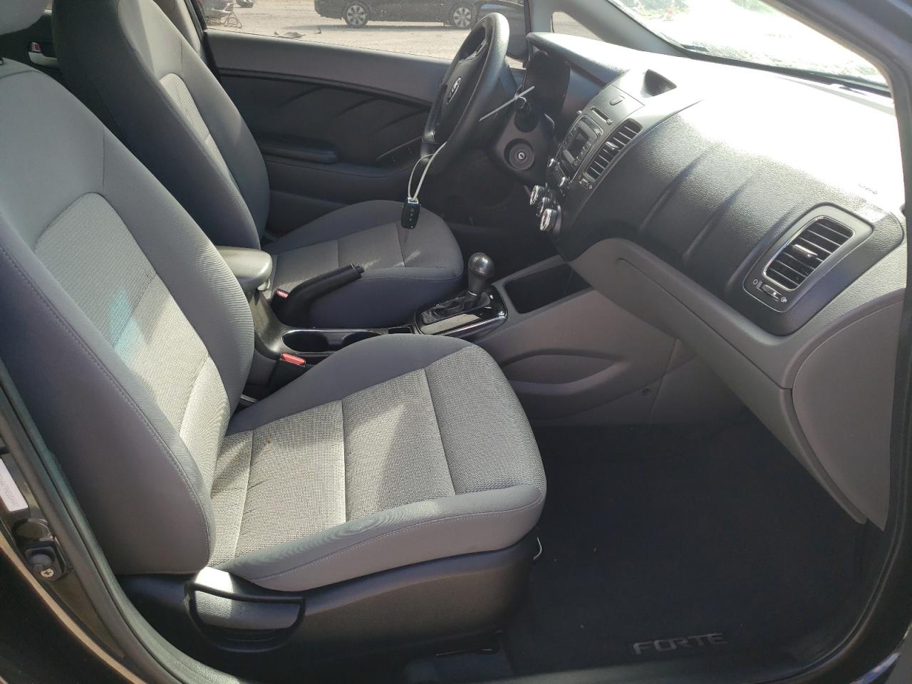 Photo 5 from auction – 2017 KIA FORTE LX with VIN 3KPFK4A79HE104447
