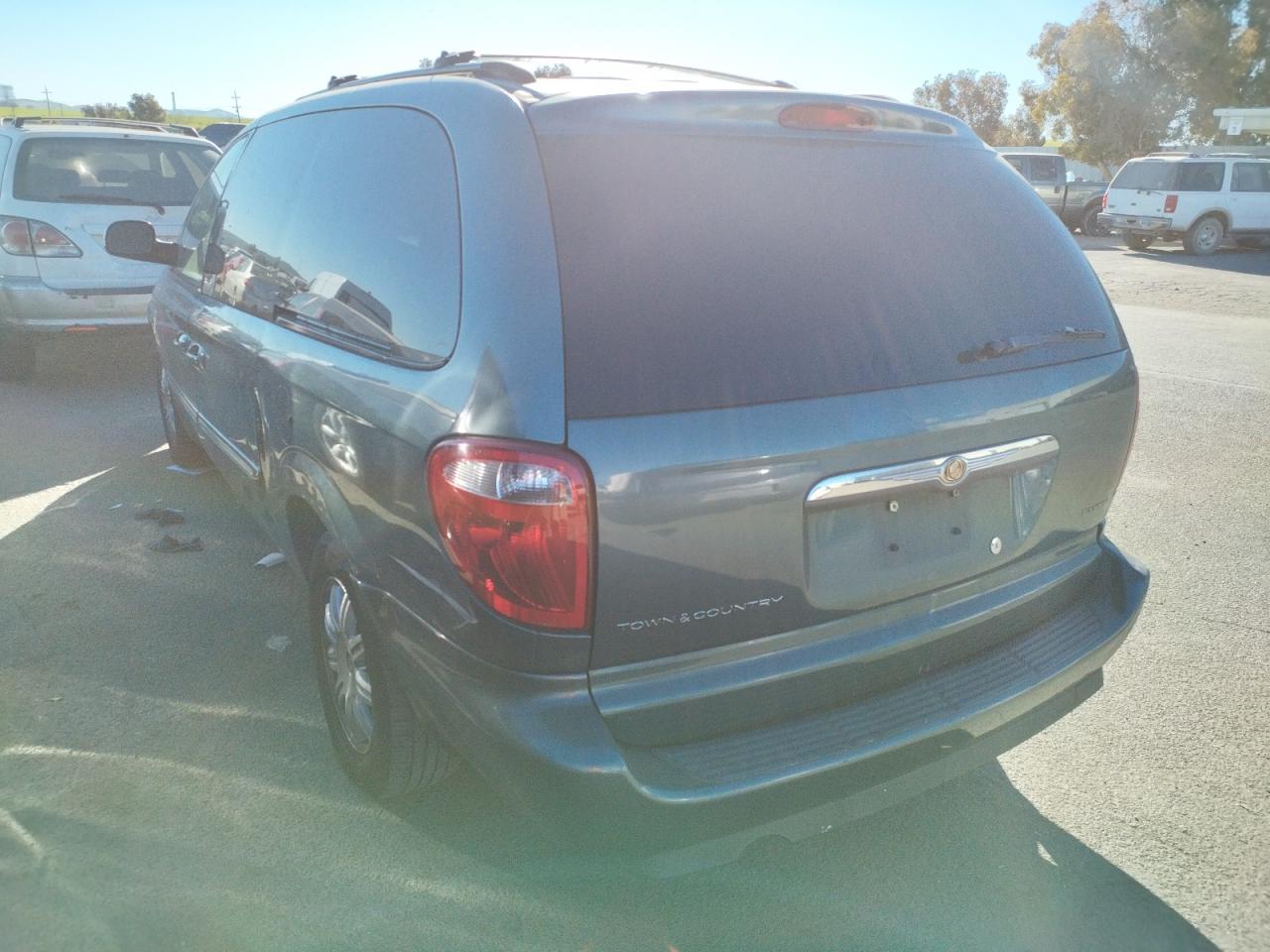 Photo 3 from auction – 2006 CHRYSLER TOWN & COU with VIN 2A4GP54L46R714492