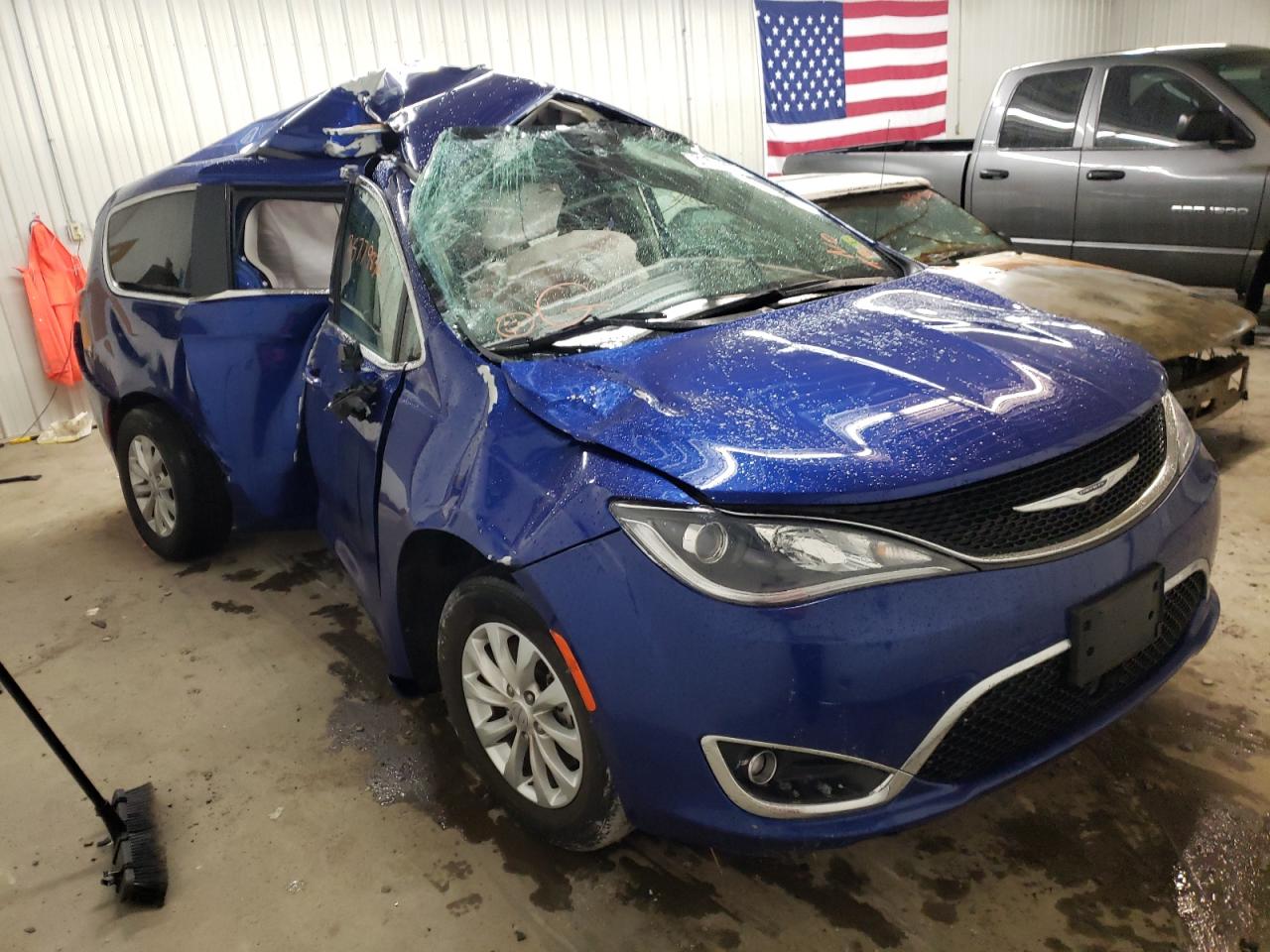 CHRYSLER PACIFICA T 2019 with VIN 2C4RC1FGXKR714994 - Photo from auction