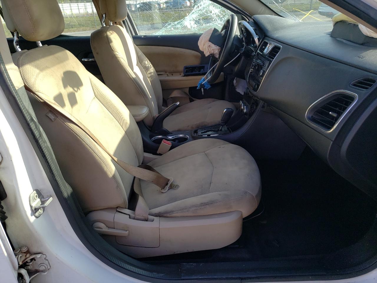 Photo 5 from auction – 2014 CHRYSLER 200 LX with VIN 1C3CCBAB7EN121817