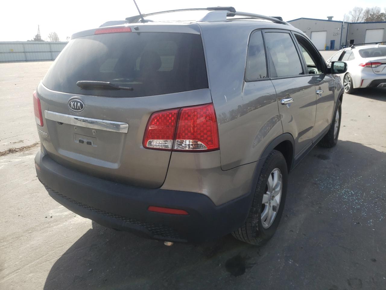 Photo 4 from auction – 2013 KIA SORENTO LX with VIN 5XYKT3A69DG424653