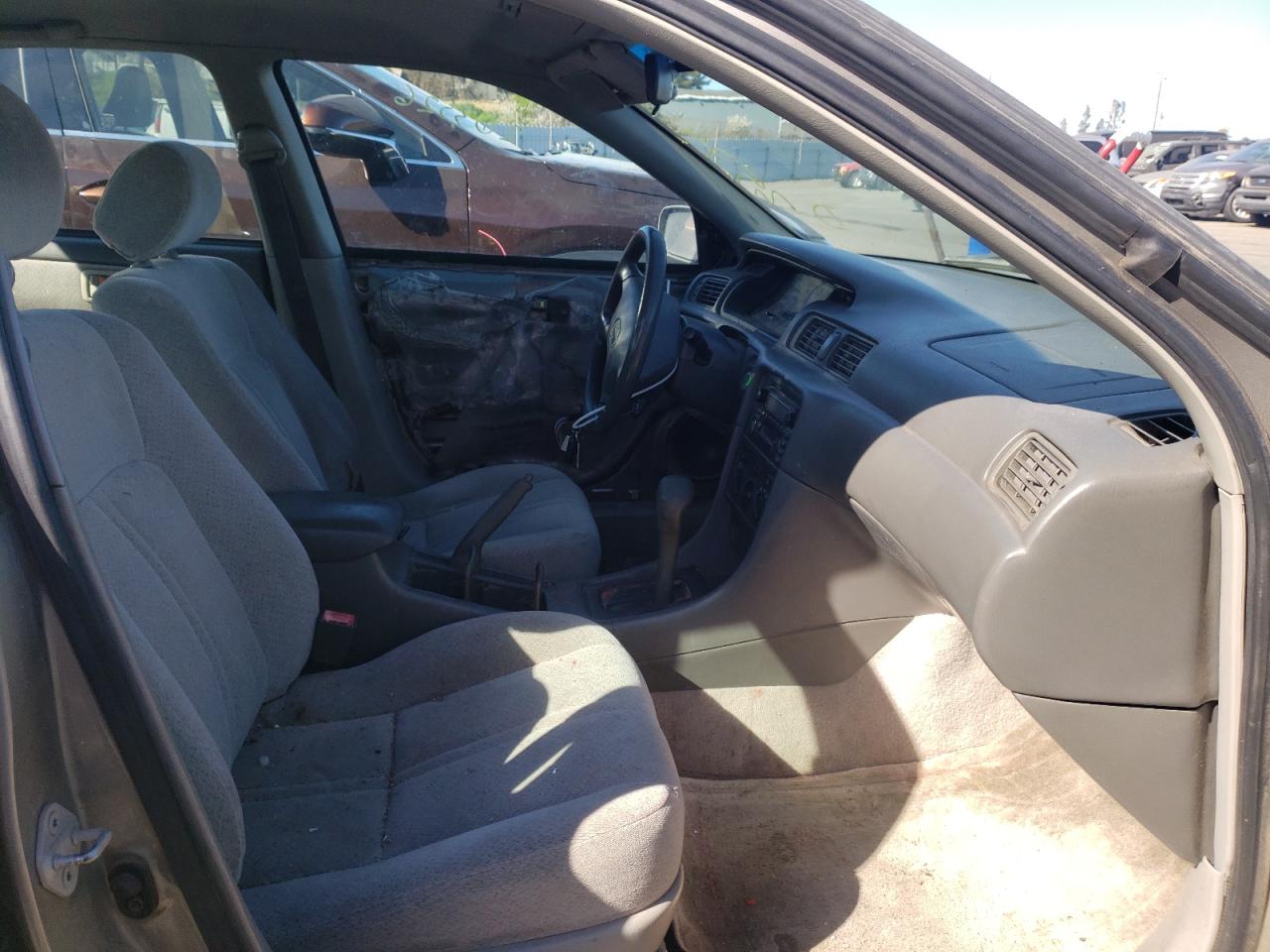 Photo 5 from auction – 2001 TOYOTA CAMRY CE with VIN 4T1BG22K71U064573