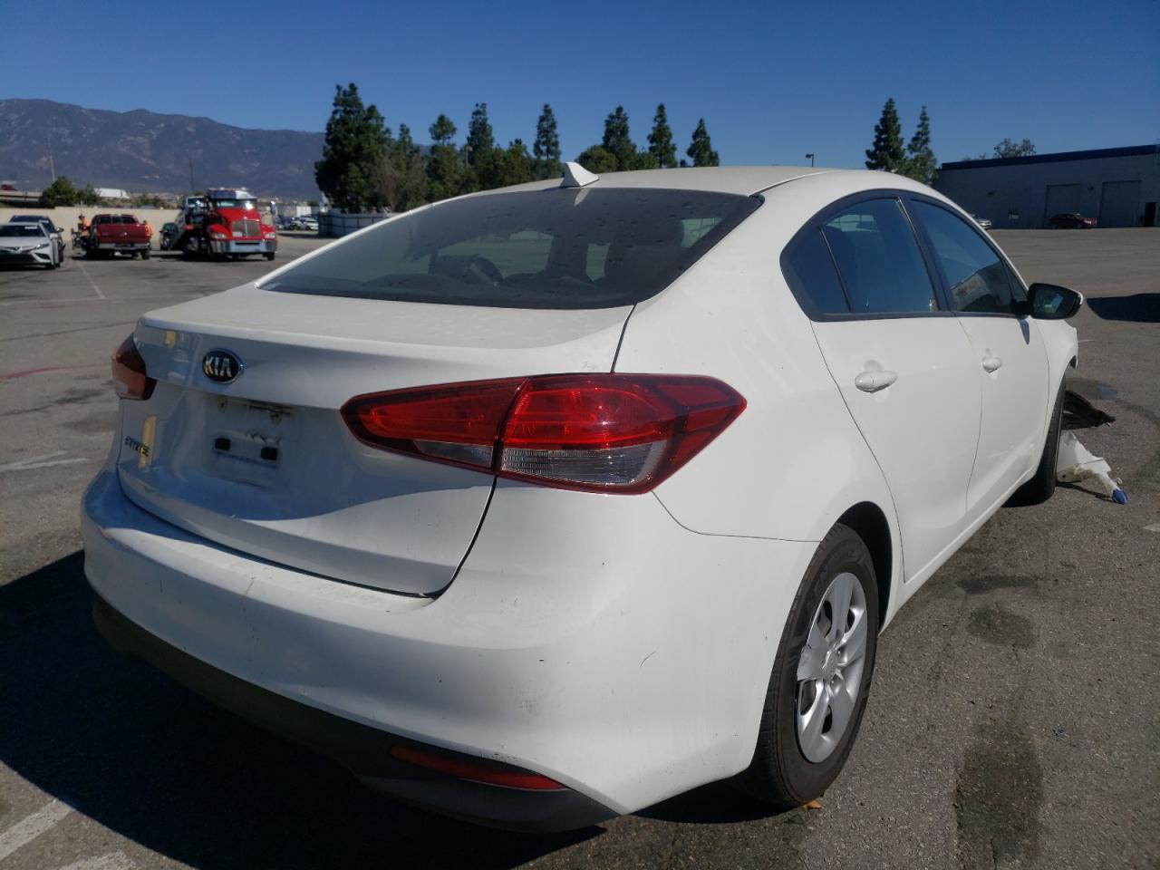 Photo 4 from auction – 2018 KIA FORTE LX with VIN 3KPFK4A77JE256619