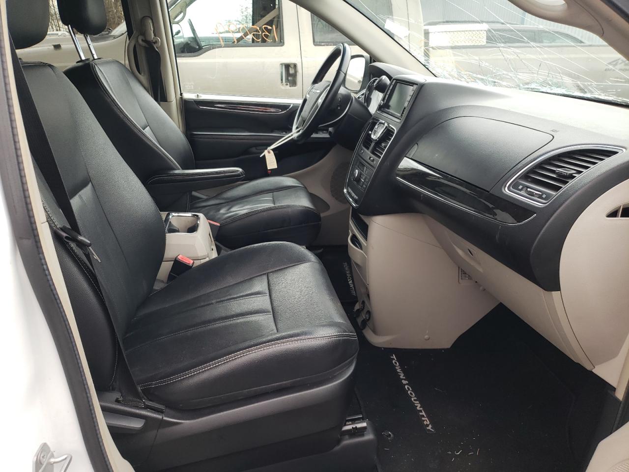 Photo 5 from auction – 2015 CHRYSLER TOWN & COU with VIN 2C4RC1BG6FR534441