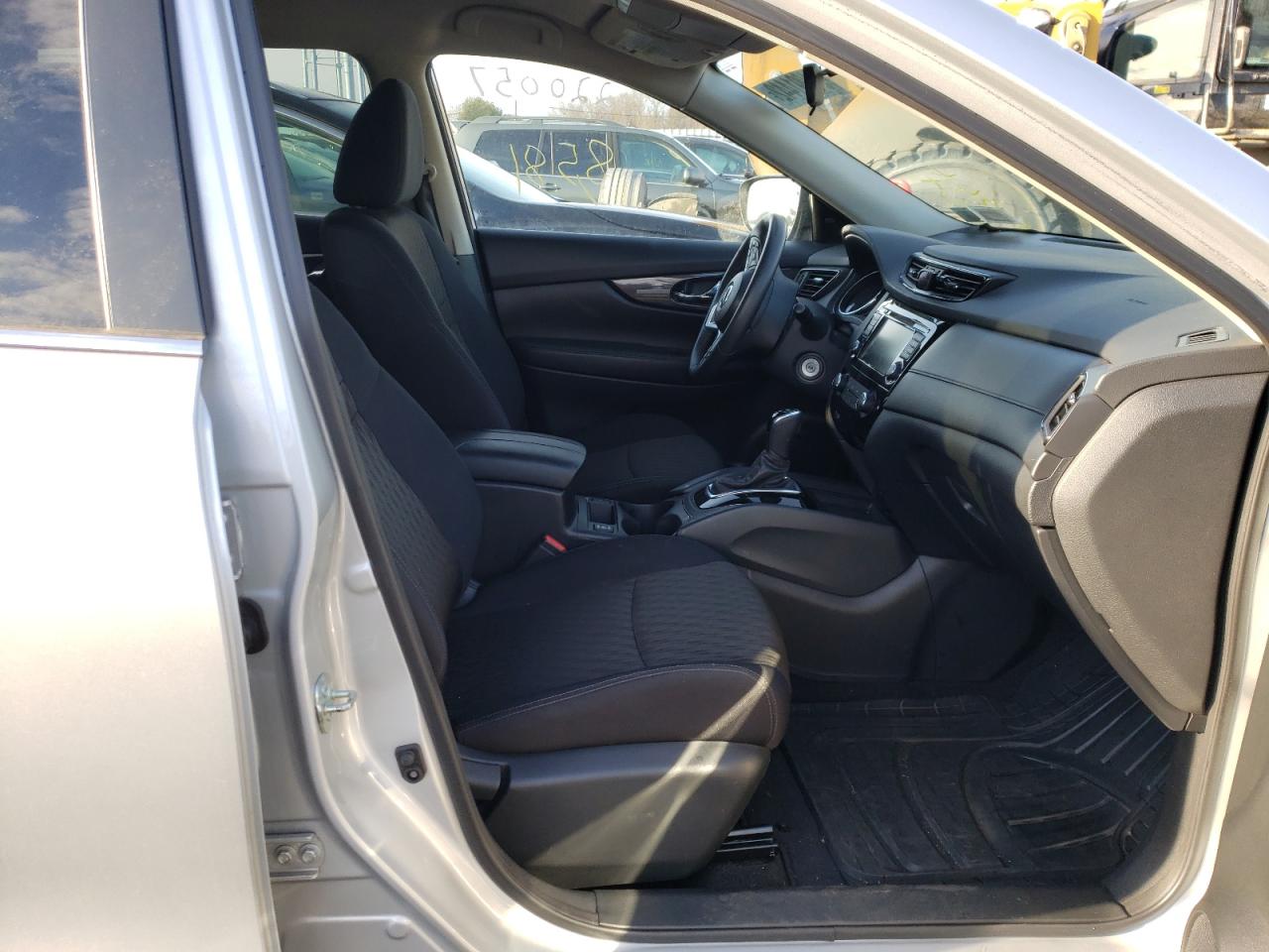 Photo 5 from auction – 2019 NISSAN ROGUE S with VIN 5N1AT2MV2KC784353