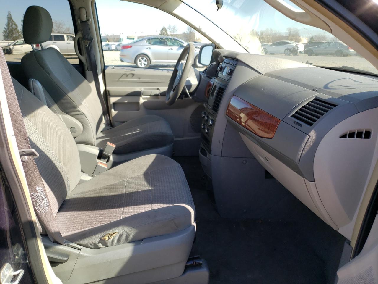 Photo 5 from auction – 2008 CHRYSLER TOWN & COU with VIN 2A8HR44H48R761804