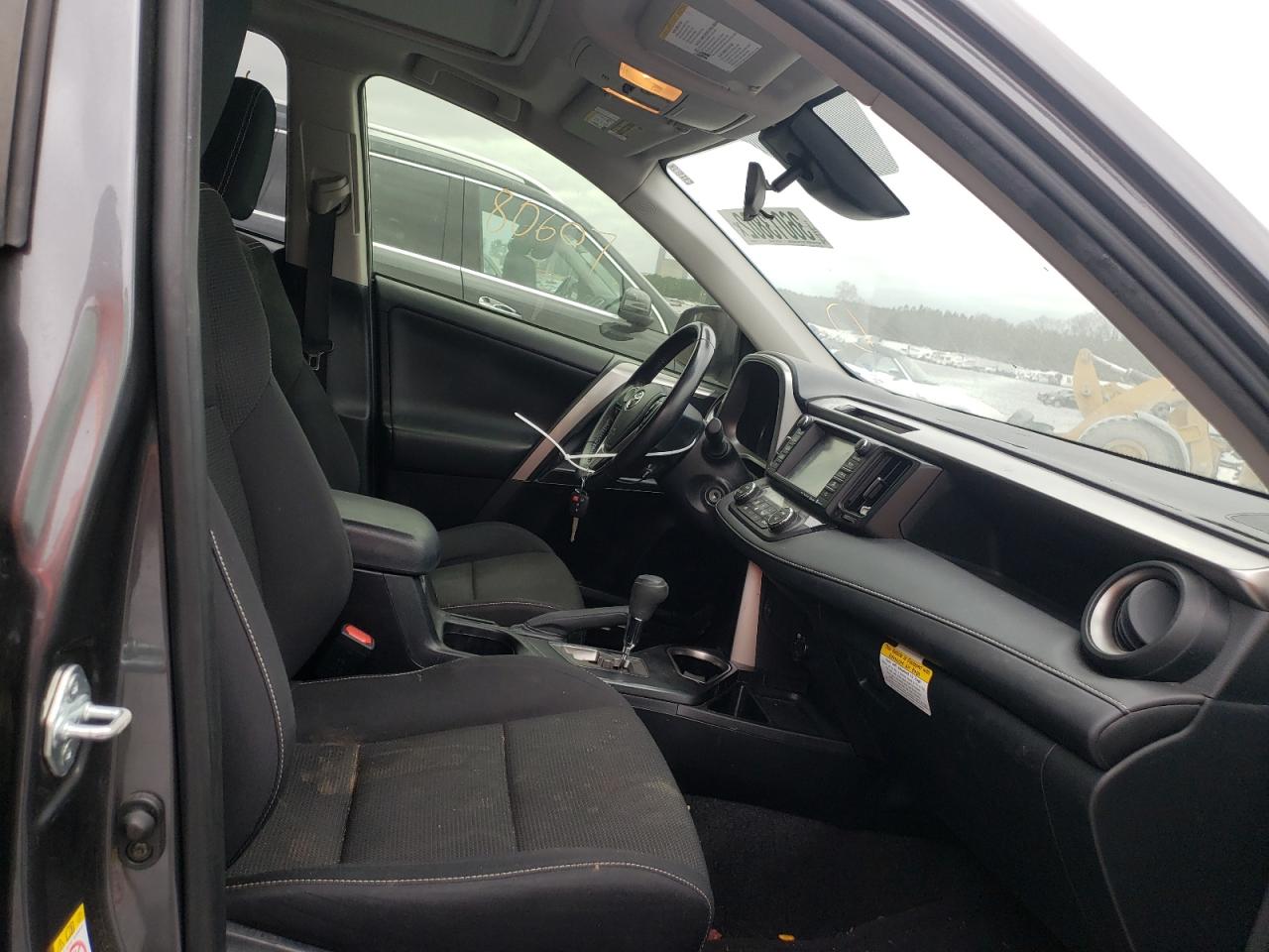 Photo 5 from auction – 2017 TOYOTA RAV4 XLE with VIN JTMWFREV8HD094148