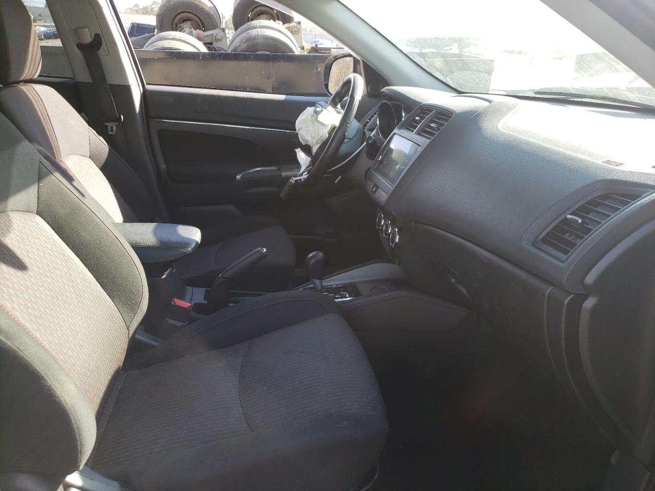 Photo 5 from auction – 2019 MITSUBISHI OUTLANDER with VIN JA4AP4AU8KU000682