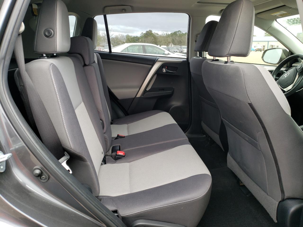 Photo 6 from auction – 2015 TOYOTA RAV4 XLE with VIN JTMWFREV3FD071549