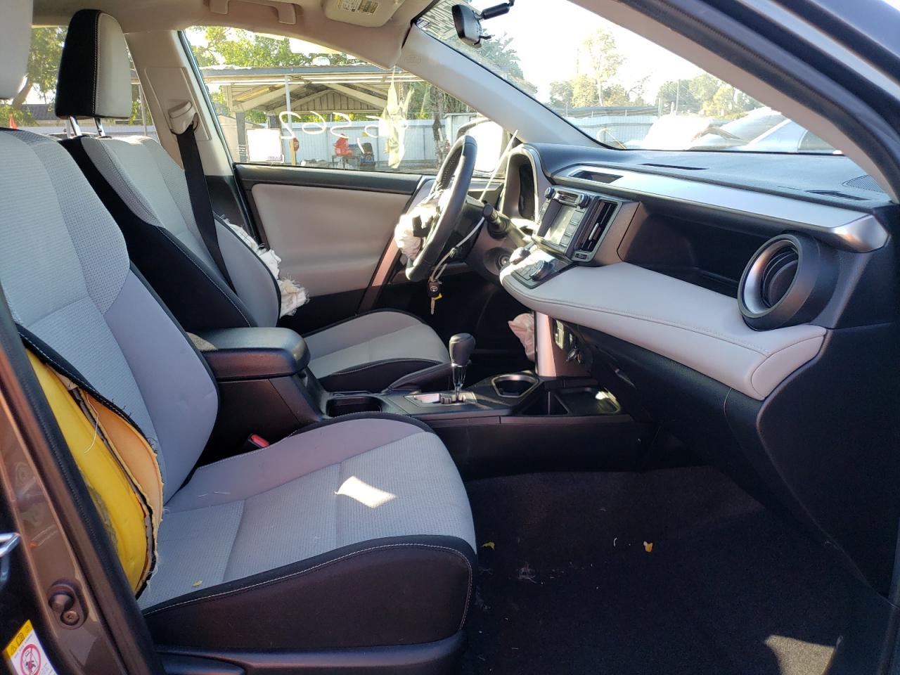 Photo 5 from auction – 2016 TOYOTA RAV4 XLE with VIN JTMWFREV2GJ074168