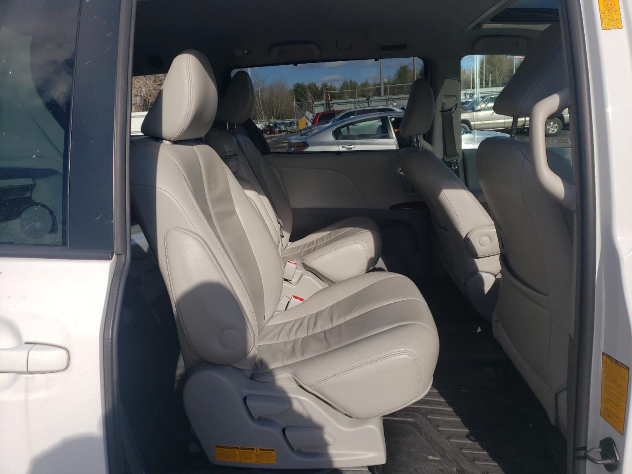 Photo 6 from auction – 2013 TOYOTA SIENNA XLE with VIN 5TDYK3DC6DS325919