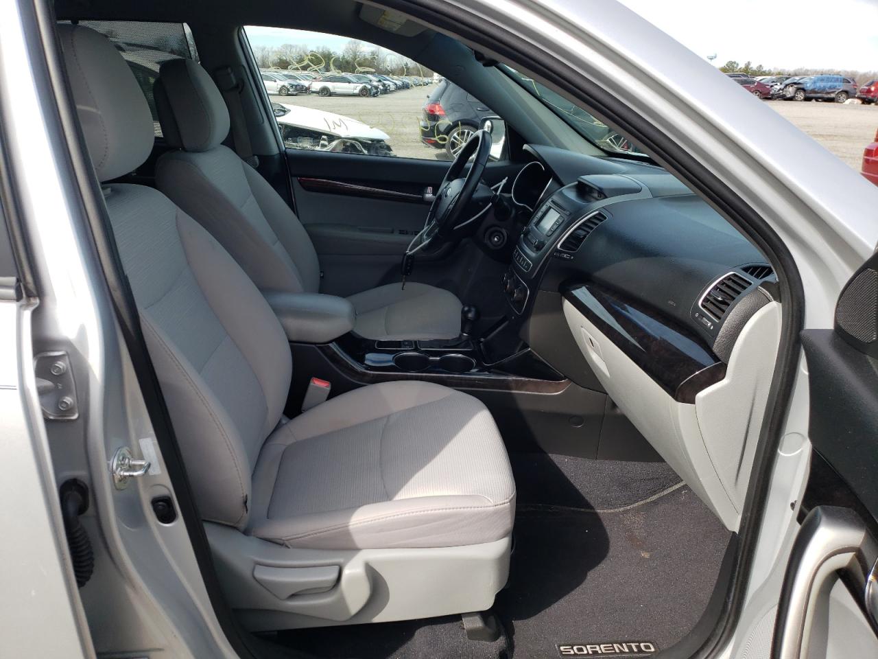 Photo 5 from auction – 2014 KIA SORENTO LX with VIN 5XYKTDA67EG481554