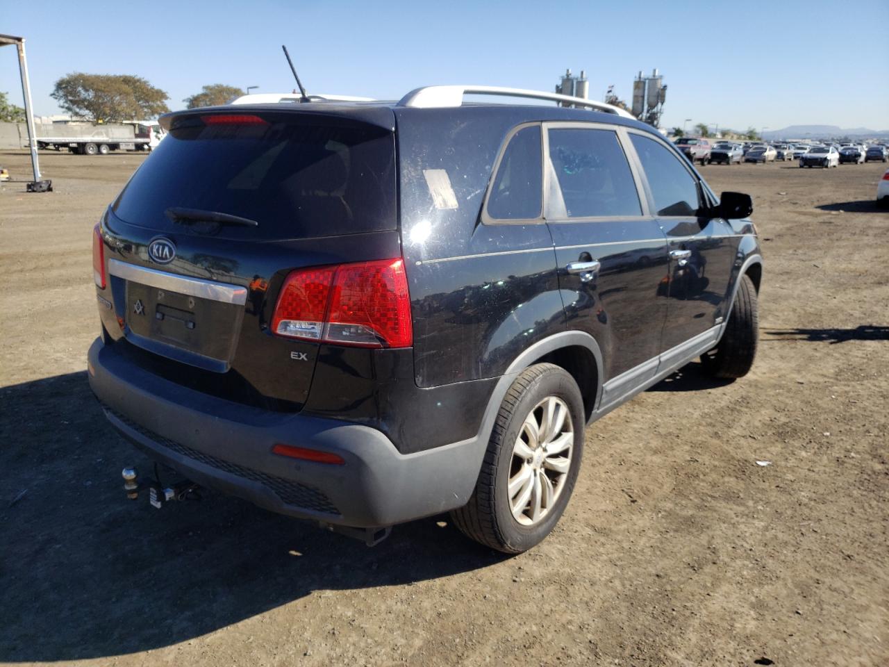 Photo 4 from auction – 2011 KIA SORENTO EX with VIN 5XYKUCA11BG075938