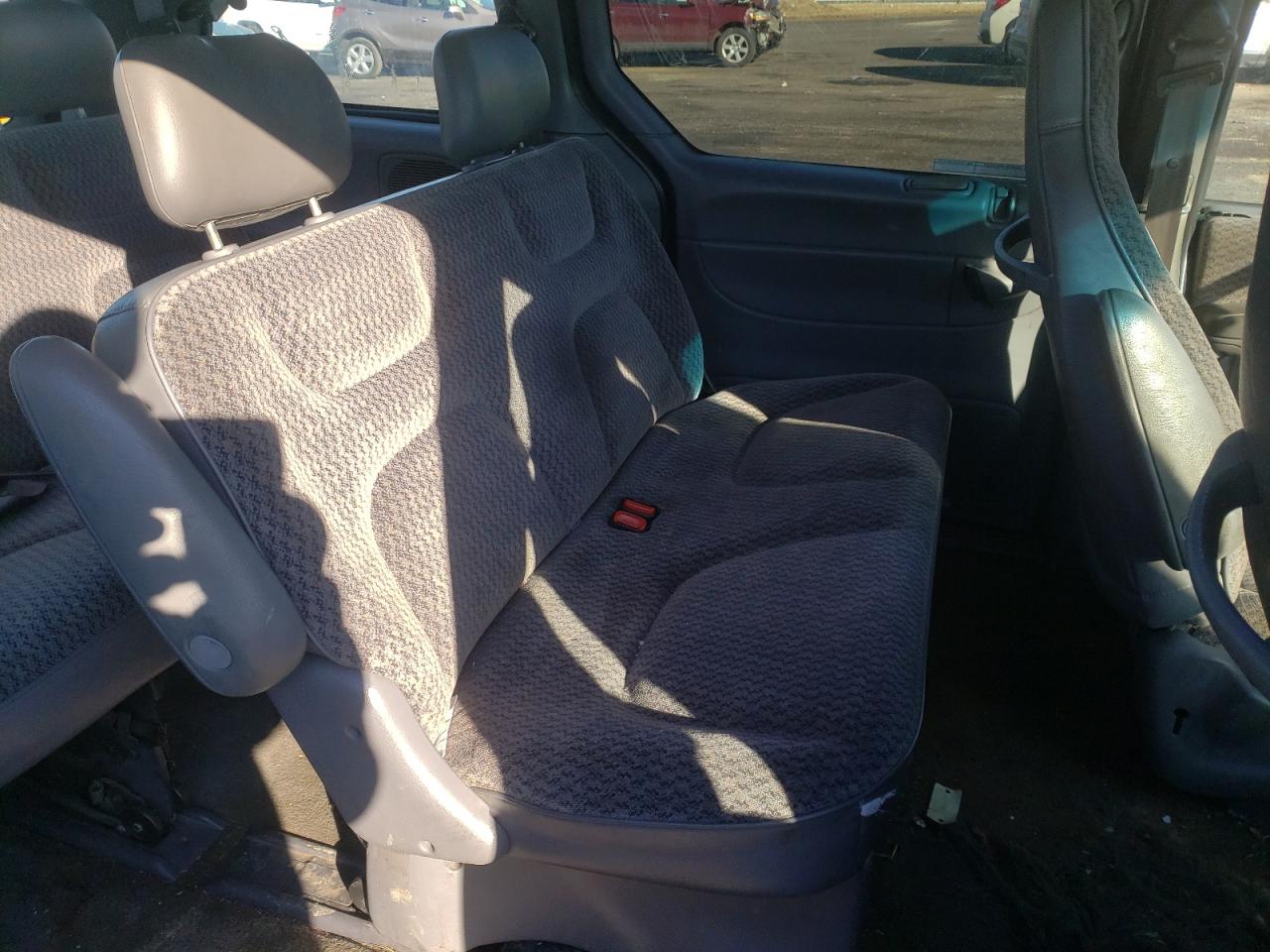 Photo 6 from auction – 2000 DODGE CARAVAN with VIN 2B4GP2535YR863402