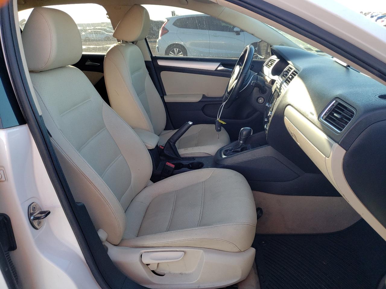 Photo 5 from auction – 2011 VOLKSWAGEN JETTA TDI with VIN 3VWLL7AJ0BM122598