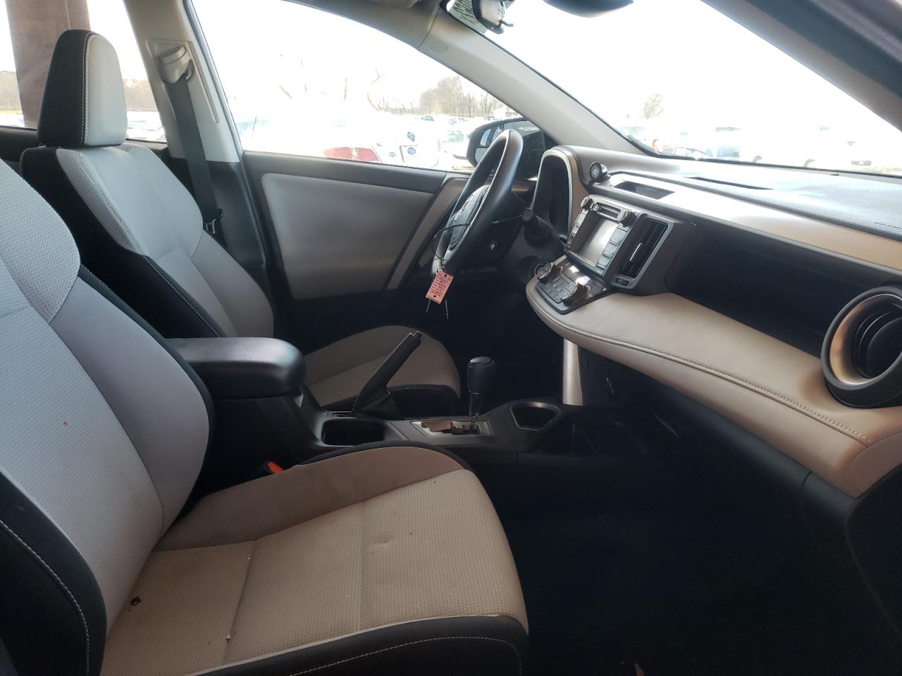 Photo 5 from auction – 2017 TOYOTA RAV4 XLE with VIN 2T3WFREV1HW351041