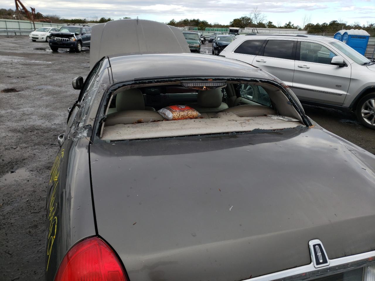 Photo 9 from auction – 2003 LINCOLN TOWN CAR E with VIN 1LNHM81W03Y636282