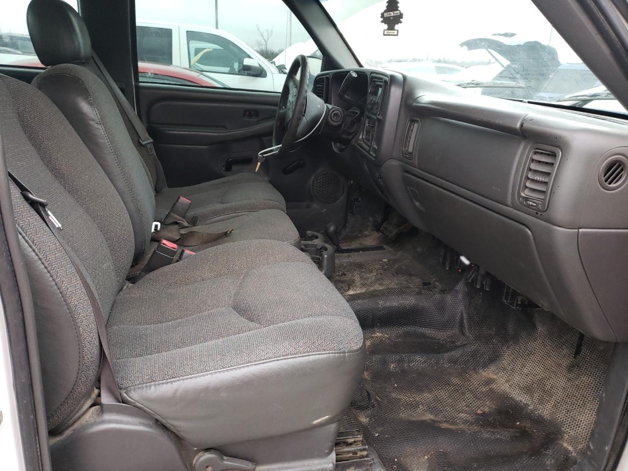 Photo 5 from auction – 2004 CHEVROLET SILVERADO with VIN 1GCHK29U14E228404