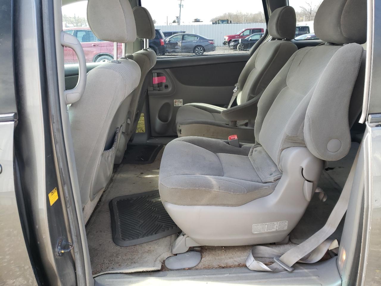 Photo 6 from auction – 2005 TOYOTA SIENNA LE with VIN 5TDBA23C45S052422