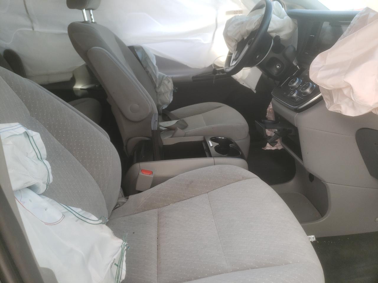 Photo 5 from auction – 2017 TOYOTA SIENNA LE with VIN 5TDKZ3DC6HS898648