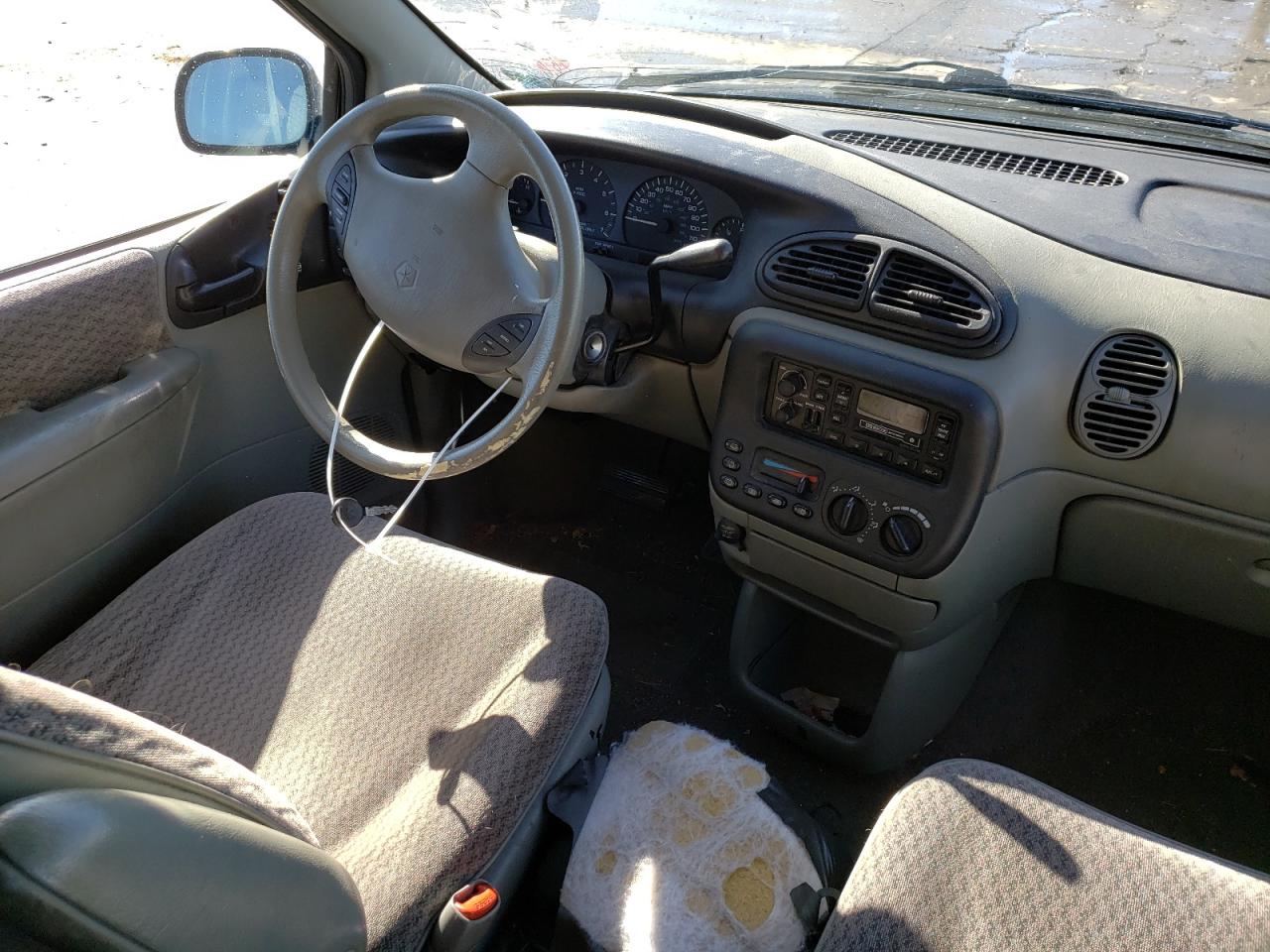 Photo 9 from auction – 2000 DODGE CARAVAN SE with VIN 2B4GP4531YR691879
