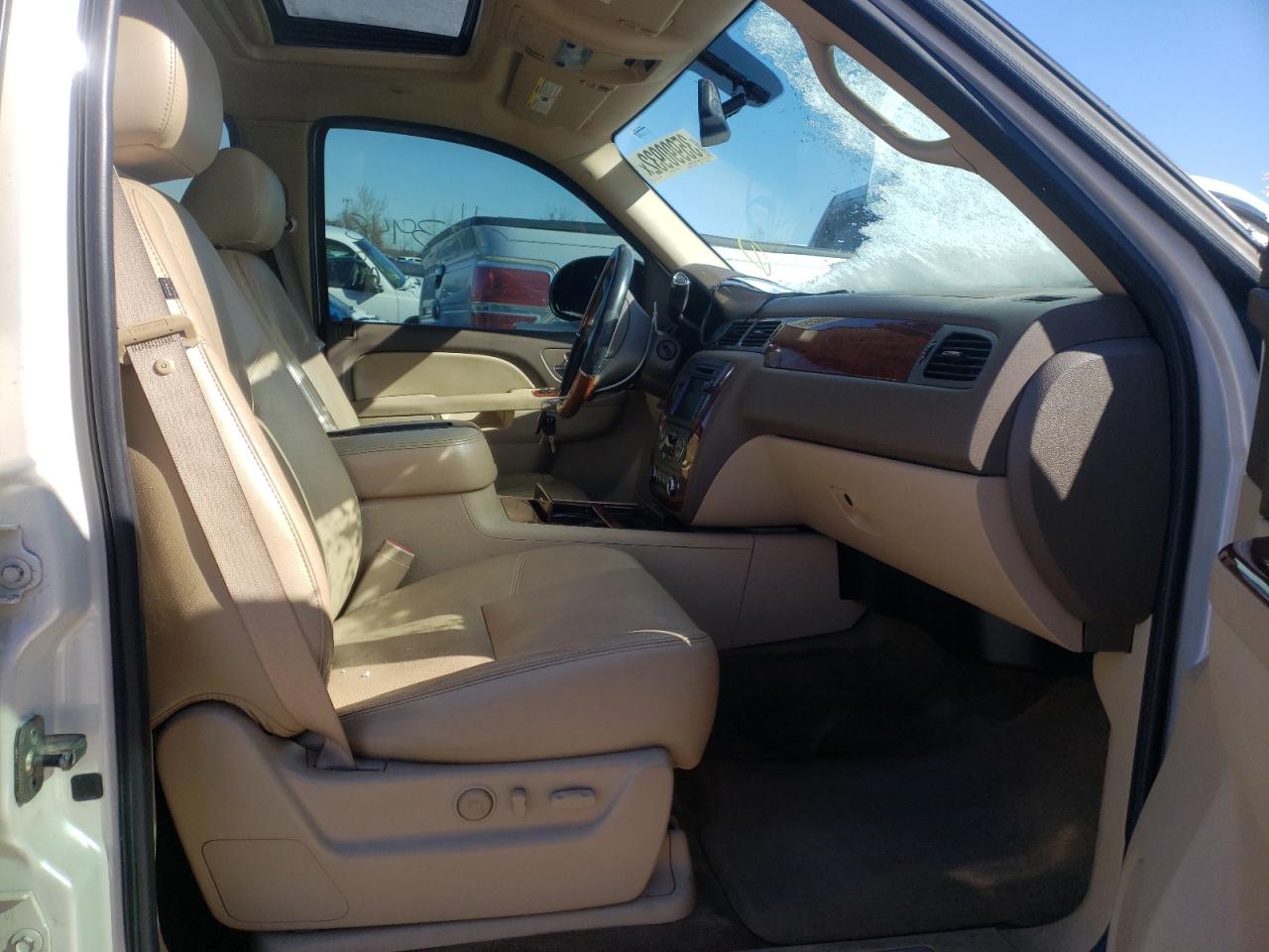 Photo 5 from auction – 2011 CHEVROLET AVALANCHE with VIN 3GNTKGE39BG131372