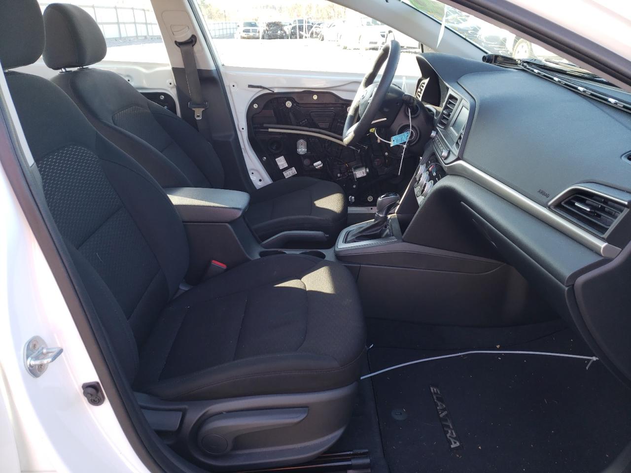 Photo 5 from auction – 2019 HYUNDAI ELANTRA SE with VIN 5NPD74LF7KH423698