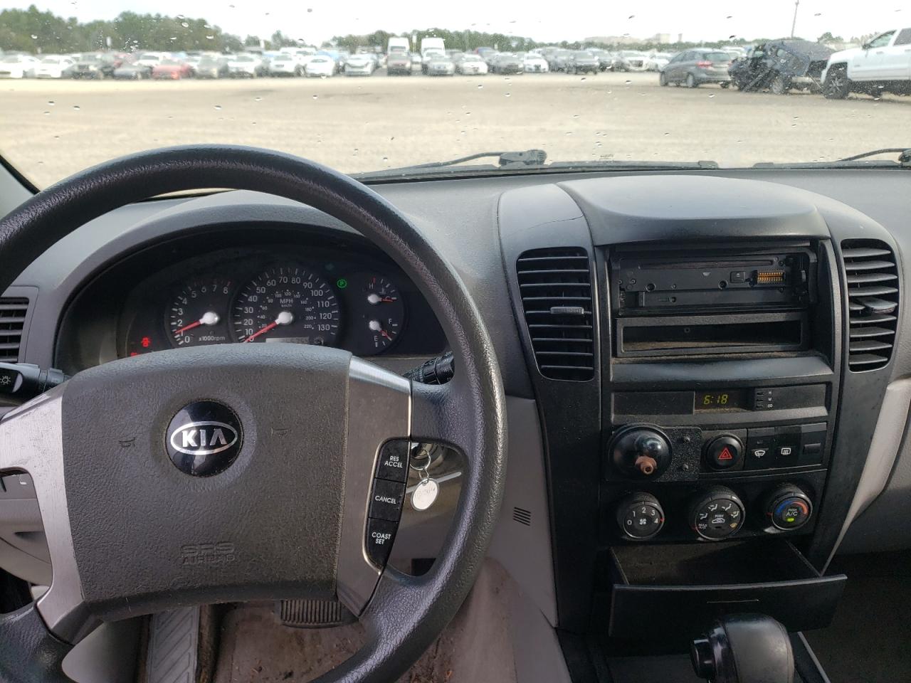 Photo 9 from auction – 2004 KIA SORENTO EX with VIN KNDJD733X45207995