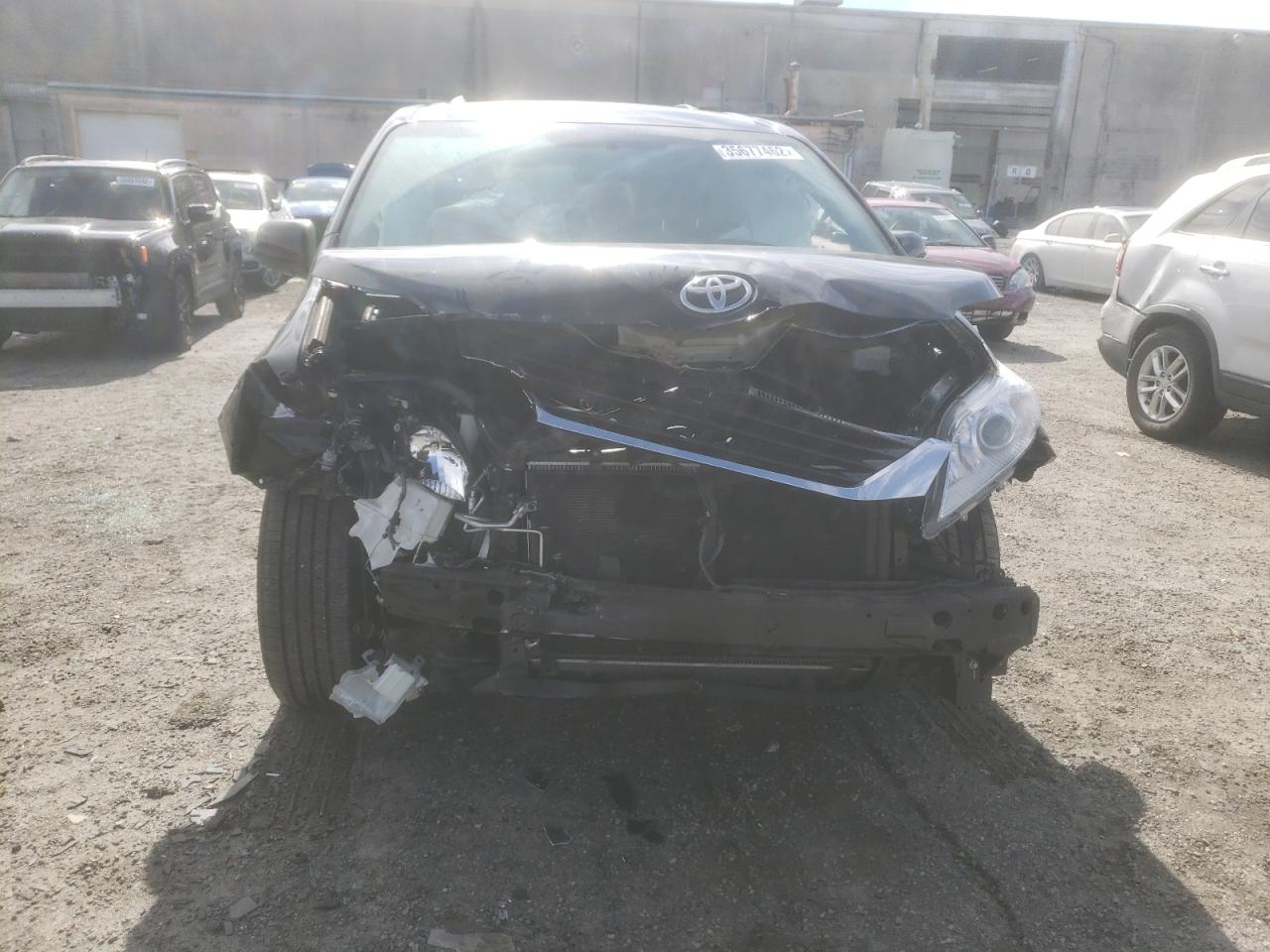 Photo 9 from auction – 2017 TOYOTA SIENNA LE with VIN 5TDKZ3DC6HS898648