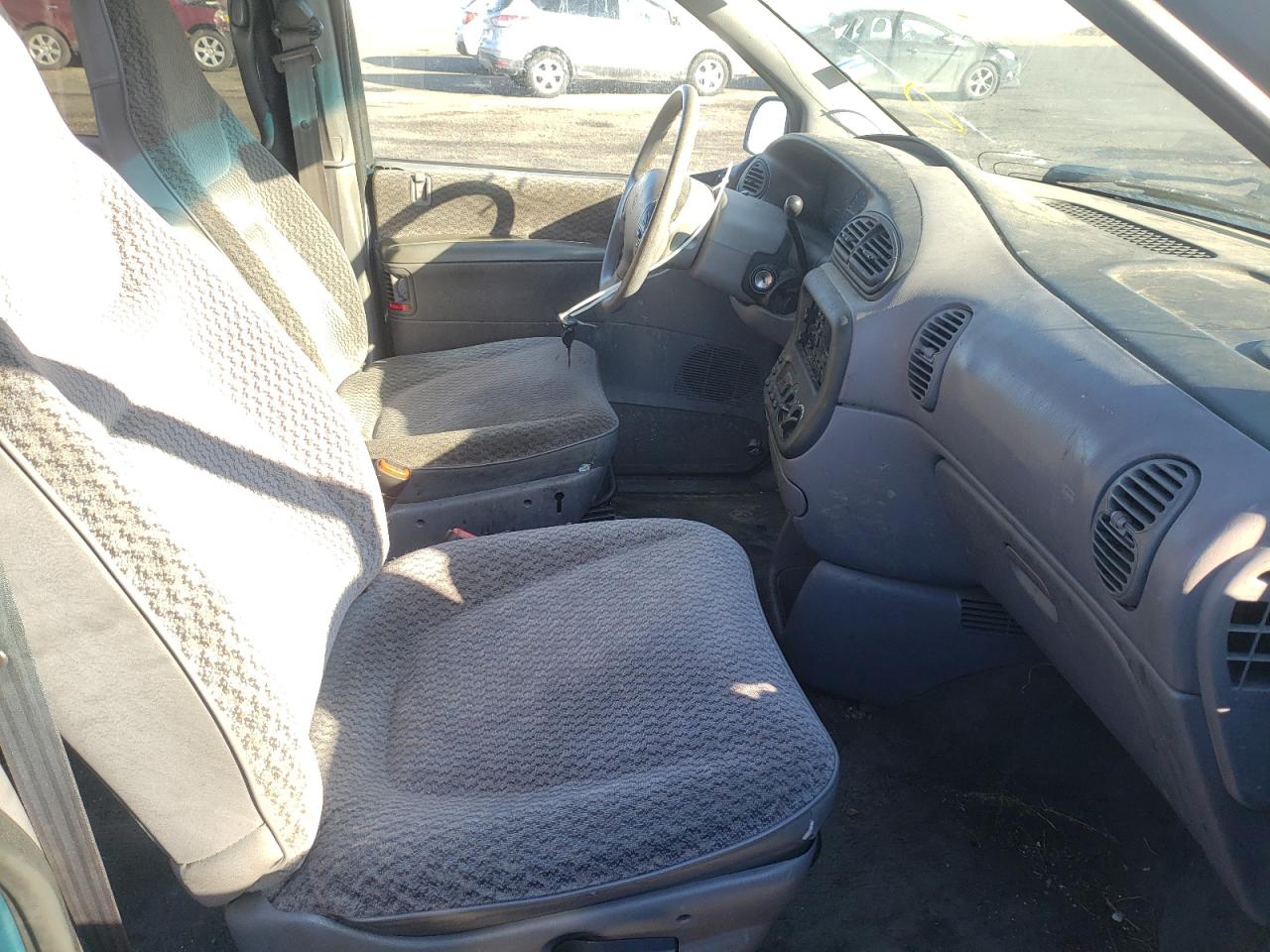 Photo 5 from auction – 2000 DODGE CARAVAN with VIN 2B4GP2535YR863402