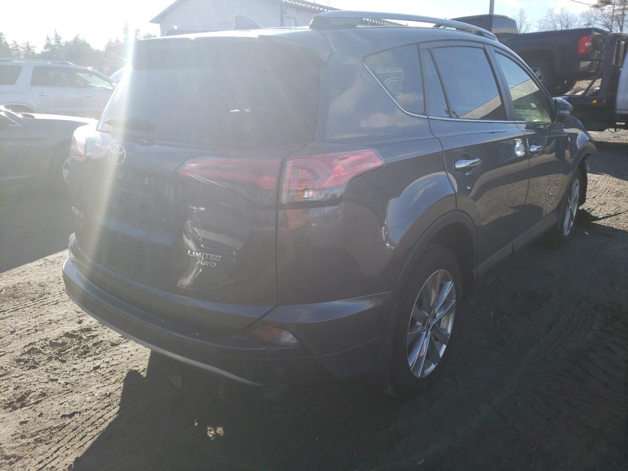 Photo 4 from auction – 2018 TOYOTA RAV4 LIMIT with VIN JTMDFREV0JD238482