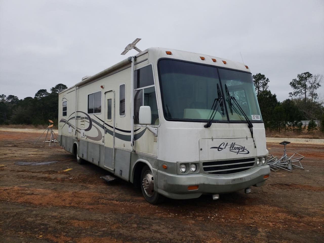 WORKHORSE CUSTOM CHASSIS MOTORHOME 2000 with VIN 5B4LP37JXY3316319 - Photo from auction