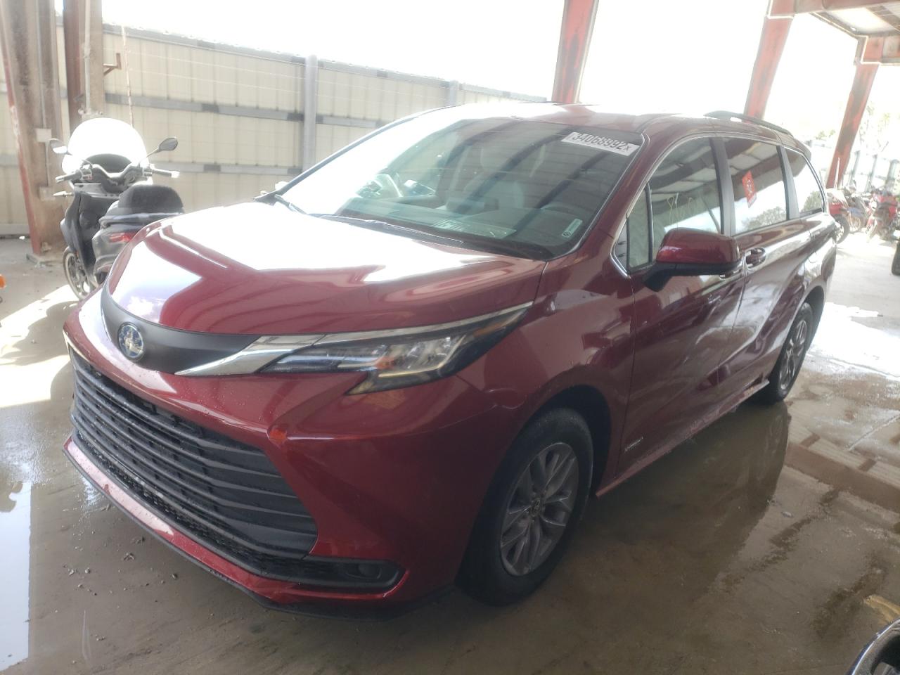 Photo 2 from auction – 2021 TOYOTA SIENNA LE with VIN 5TDKRKEC2MS073094