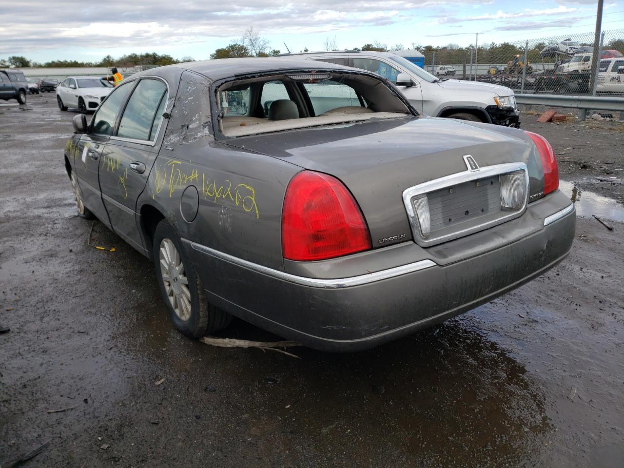 Photo 3 from auction – 2003 LINCOLN TOWN CAR E with VIN 1LNHM81W03Y636282