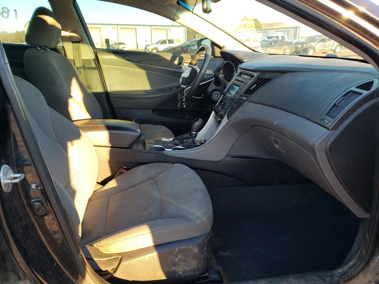 Photo 5 from auction – 2014 HYUNDAI SONATA GLS with VIN 5NPEB4AC5EH824246