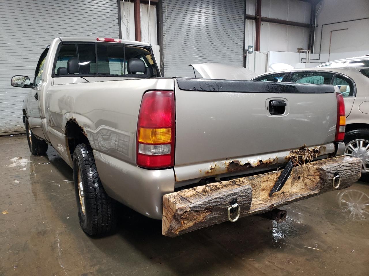 Photo 3 from auction – 2000 CHEVROLET SILVERADO with VIN 1GCEC14V5YE415855