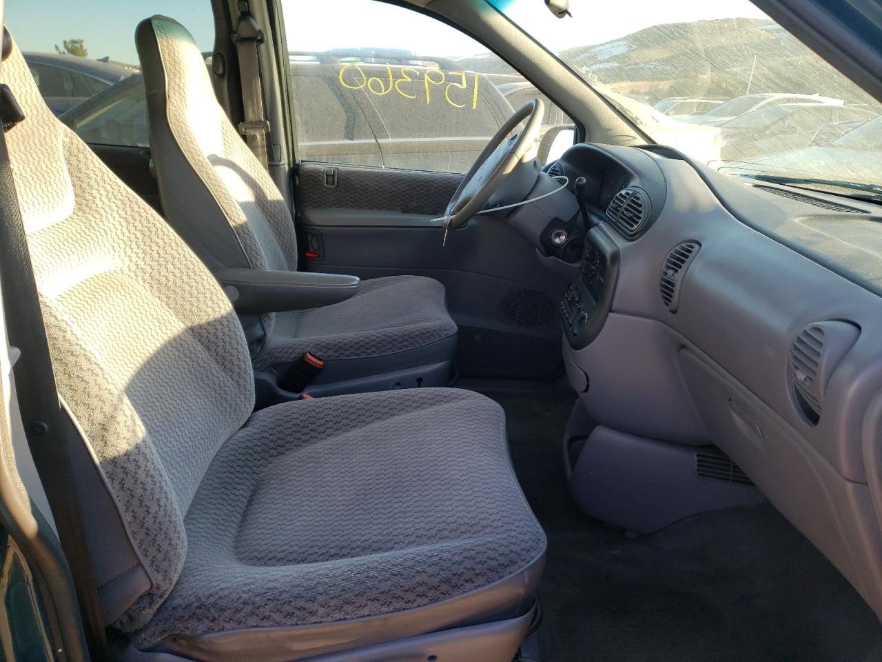 Photo 5 from auction – 2000 DODGE GRAND CARA with VIN 1B4GT44L4YB594915