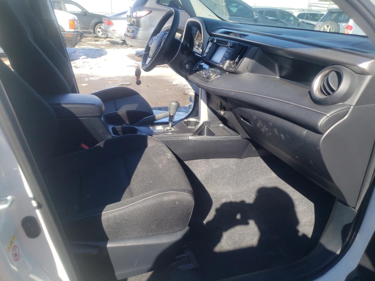 Photo 5 from auction – 2016 TOYOTA RAV4 XLE with VIN JTMWFREV0GJ097562