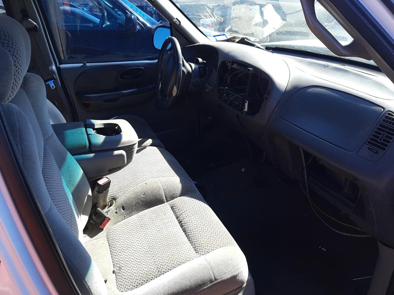 Photo 5 from auction – 2001 FORD F150 SUPER with VIN 1FTRW07L41KB57803