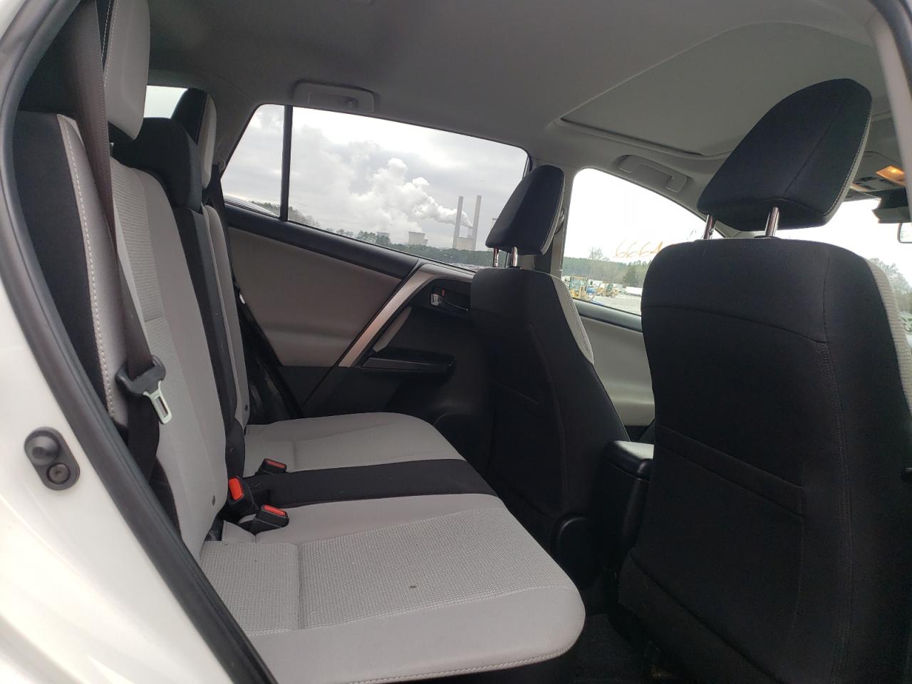 Photo 6 from auction – 2017 TOYOTA RAV4 XLE with VIN JTMWFREV4HJ116633