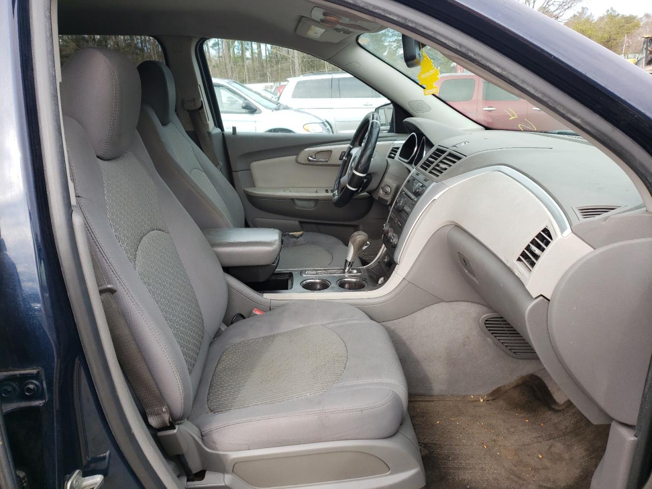 Photo 5 from auction – 2010 CHEVROLET TRAVERSE L with VIN 1GNLRFED3AS117165