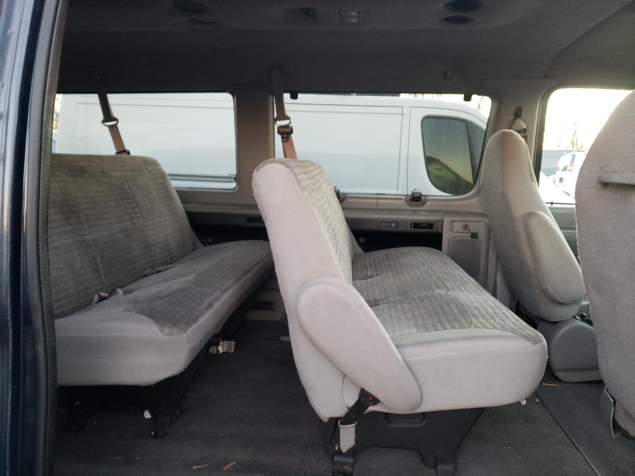 Photo 6 from auction – 2002 FORD ECONOLINE with VIN 1FBSS31L02HA74704