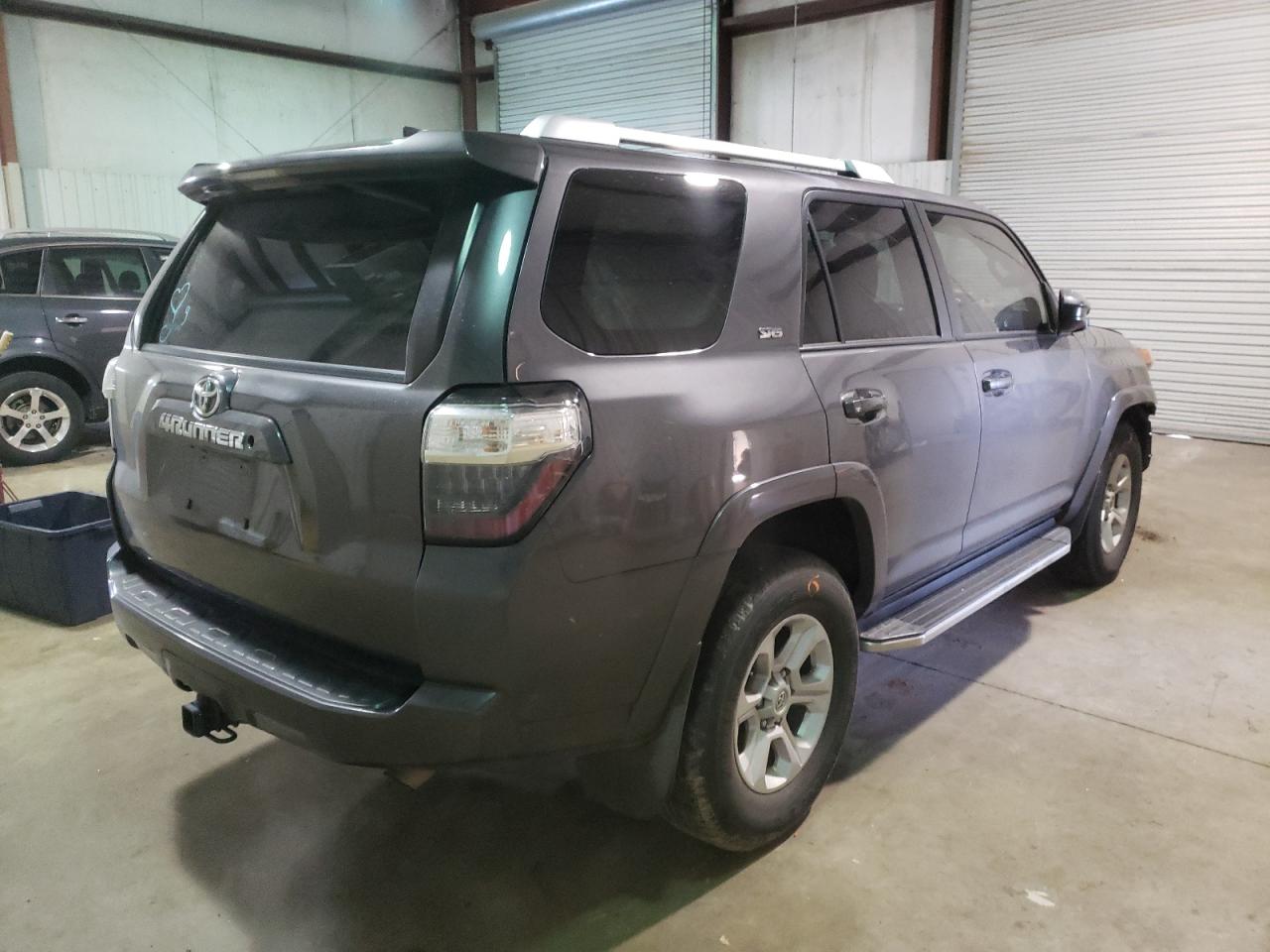 Photo 4 from auction – 2018 TOYOTA 4RUNNER SR with VIN JTEZU5JR7J5174752