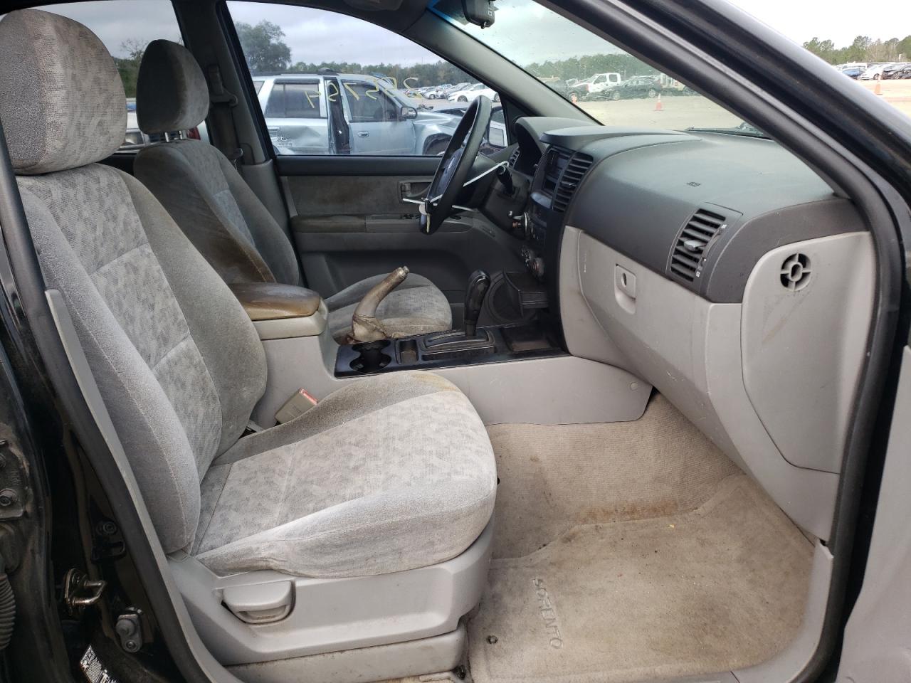 Photo 5 from auction – 2004 KIA SORENTO EX with VIN KNDJD733X45207995