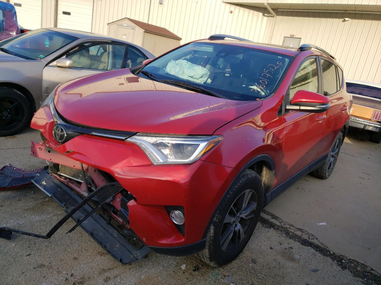 Photo 2 from auction – 2017 TOYOTA RAV4 XLE with VIN JTMWFREV0HJ133106