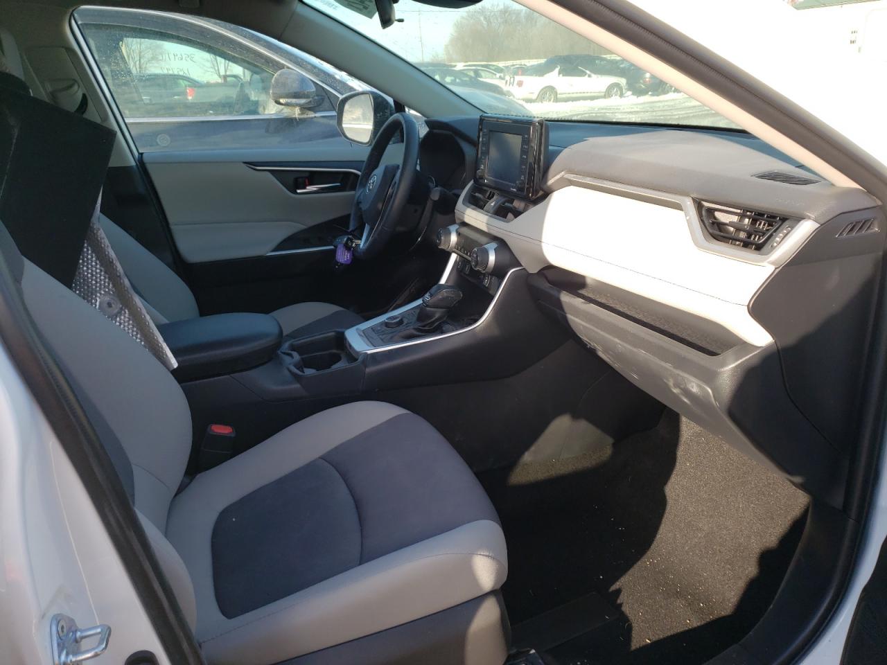 Photo 5 from auction – 2021 TOYOTA RAV4 XLE with VIN JTMR6RFV3MD011781