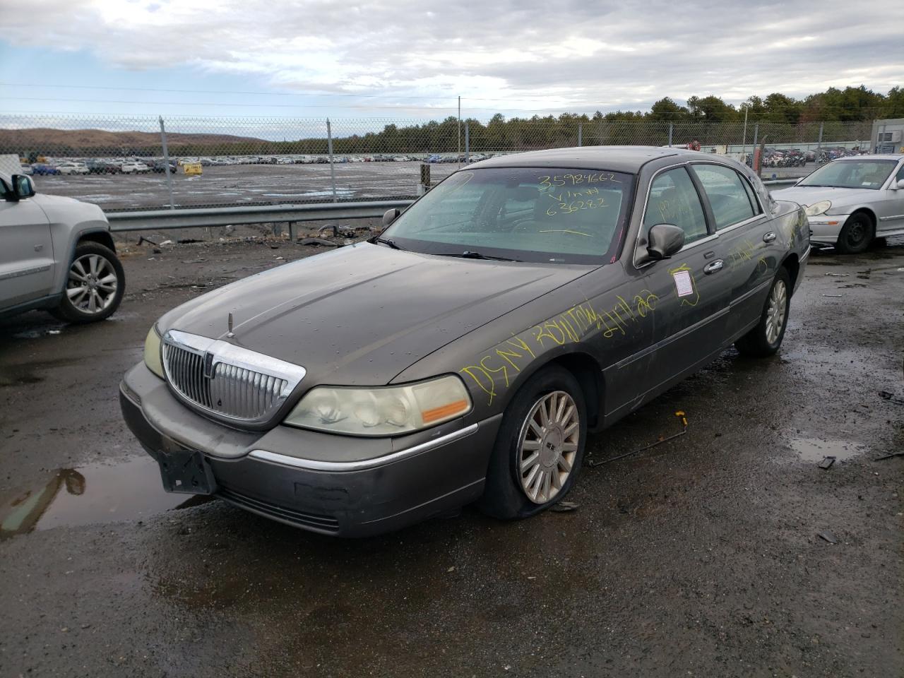 Photo 2 from auction – 2003 LINCOLN TOWN CAR E with VIN 1LNHM81W03Y636282