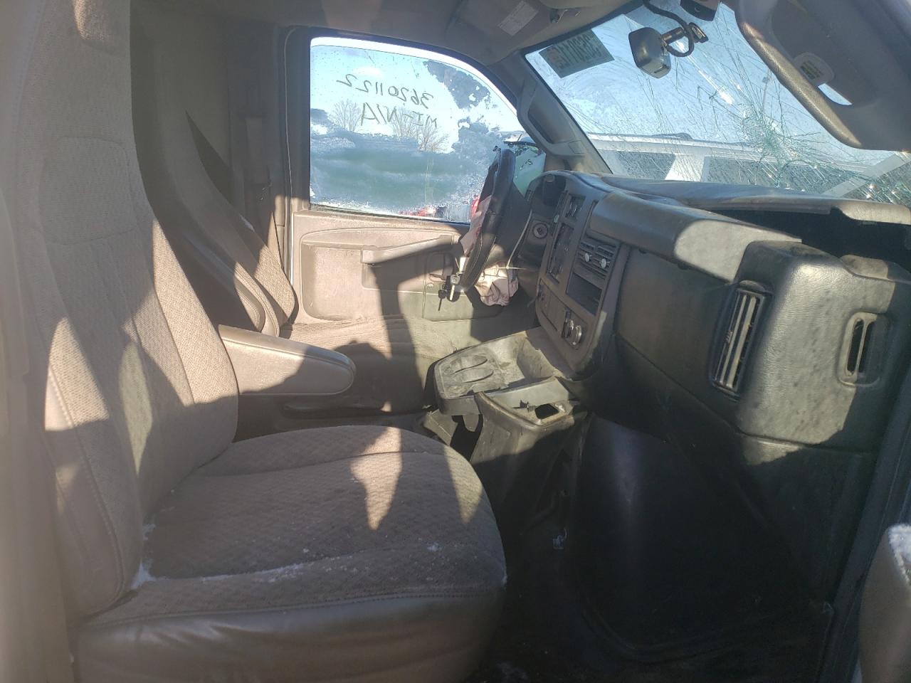 Photo 5 from auction – 2016 CHEVROLET EXPRESS G2 with VIN 1GCWGBFG9G1332819